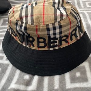 Burberry bucket hat